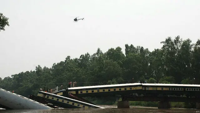 پاکستان ریلوے کے شعبۂ تعلقات عامہ کے ڈائریکٹر جنرل رؤف خان کے مطابق ٹرین پر فوجی اہلکاروں کے اہلِ خانہ بھی سوار تھے اور اس پر فوجی ساز و سامان بھی لدا ہوا تھا۔رؤف خان نے کہا کہ اس حادثے میں تخریب کاری کے امکان کو مسترد نہیں کیا جا سکتا۔