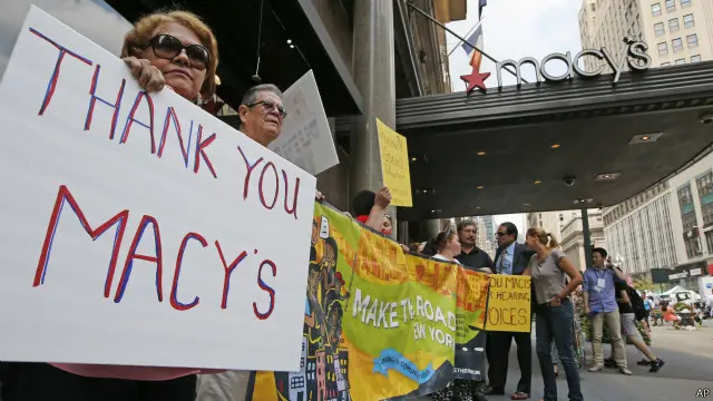 مکزیکی‌تبارها روز چهارشنبه اول ماه ژوئن برای تشکر جلوی ساختمان میسیز در نیویورک صف کشیدند