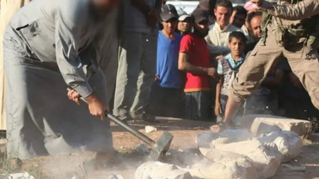 تنظیم کا دعویٰ ہے کہ ان مجسموں کو ایک سمگلر سے حاصل کیا گیا ہے اور اس سمگلر کو بطور سزا کوڑے مارے جانے کی تصاویر بھی شائع کی گئی ہیں