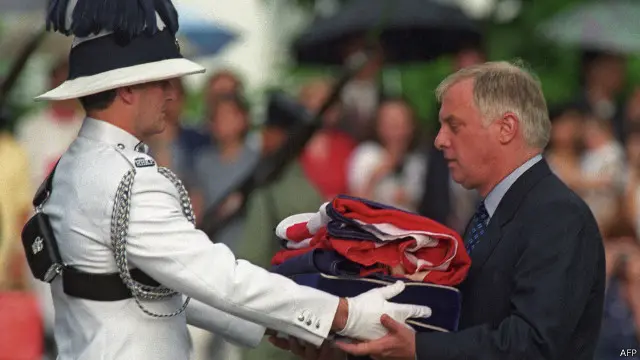 彭定康在1992-1997间担任港督，他曾经在香港主权移交仪式上潸然泪下。