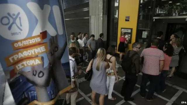 Người dân Hy Lạp xếp thành những hàng dài để rút tiền tại các ngân hàng