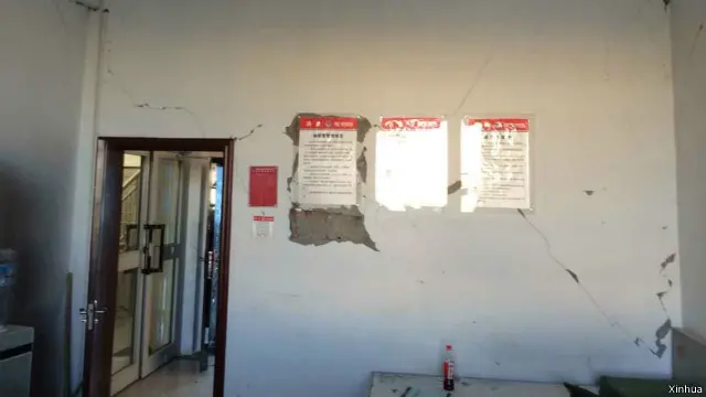 新疆皮山县消防中队执勤楼因地震出现裂缝
