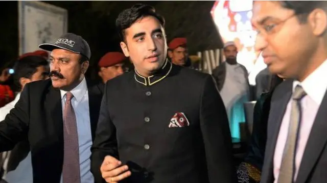 Bilawal Bhutto-Zardari, kembali ke Karachi dan mengunjungi pasien gelombang panas di salah satu rumah sakit pemerintah.