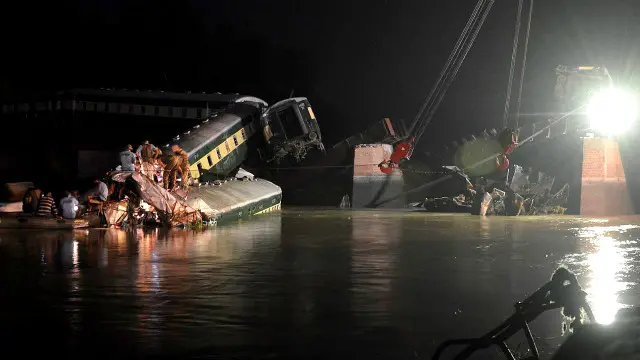 ریل گاڑی کی رفتار اس مقام پر 30 کلومیٹر فی گھنٹہ مقرر ہے لیکن حادثے کا شکار ہونے والی ریل گاڑی کی رفتار اس سے دوگنی تھی