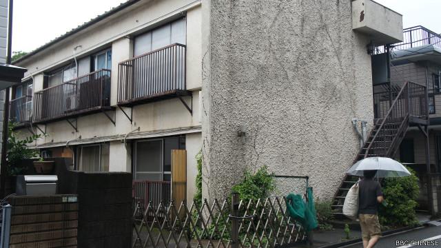 在东京市中心的住宅区，这种简陋公寓就是生活困苦的居住者群居的租屋（BBC中文网日本特约记者童倩摄）。