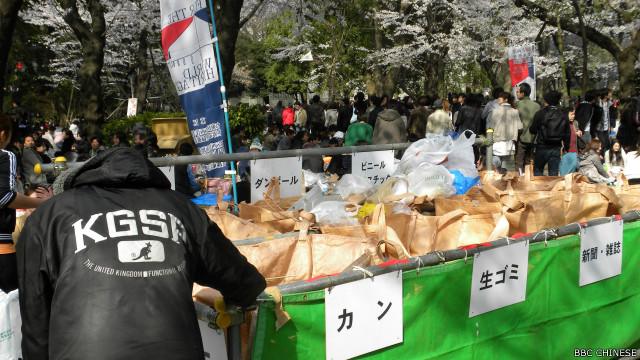 东京闹市的垃圾堆旁，不难见拾荒者光临、各取所需（BBC中文网日本特约记者童倩摄）