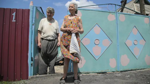 Літні жителі Мар'їнки на Донеччині біля свого подвір'я