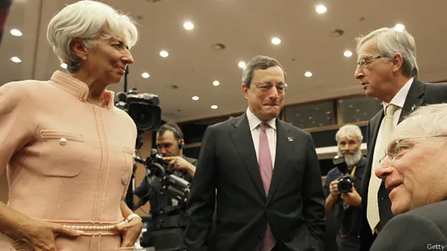 La directora general del FMI, Christine Lagarde, el presidente del Banco Central Europe Mario Draghi y el de la Comisión Europea Jean Claude Juncker durante una reunión de ministros de la Unión Europea en 2012. .