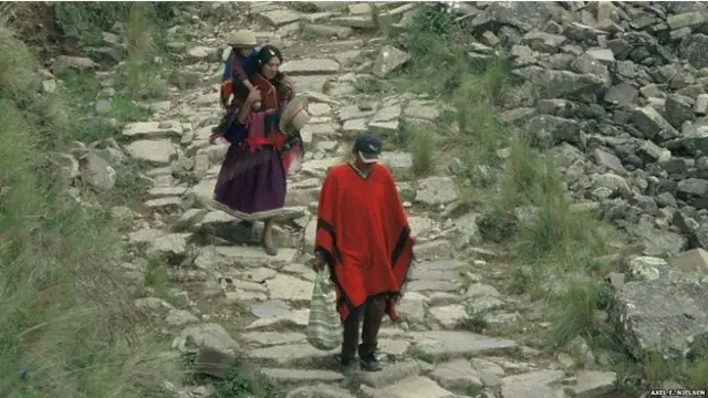 residentes en un tramo del camino en Jujuy, Argentina