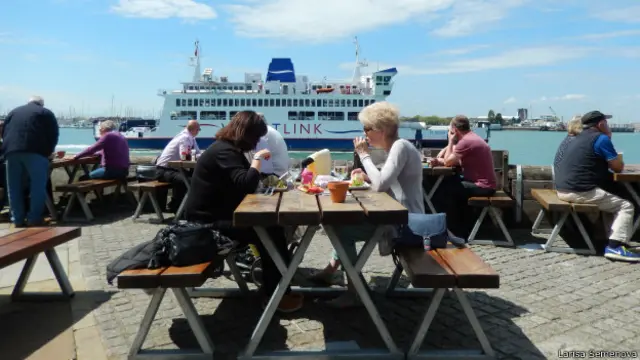 Посетители паба в Портсмуте