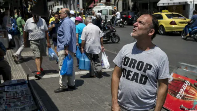 Человек читает газету на улице