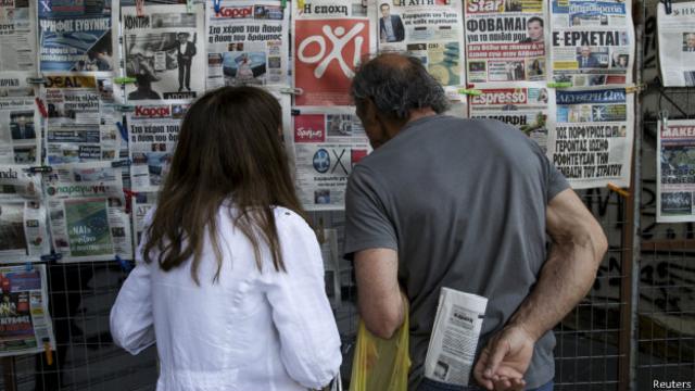 Люди читают газеты на улице