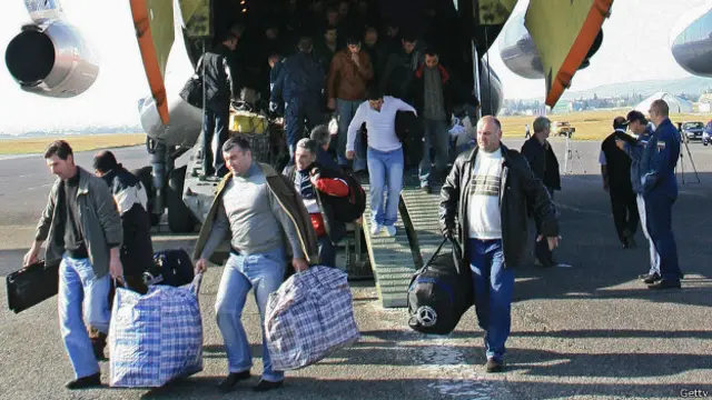 Депортированные из России граждане Грузии в аэропорту Тбилиси