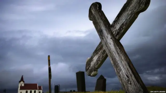 Крест на фоне церкви