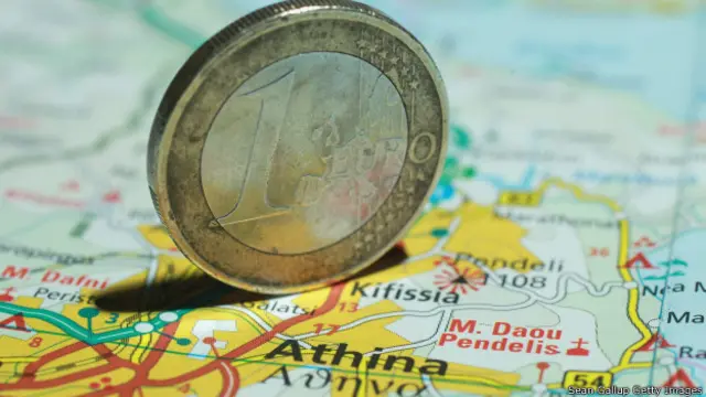 Монета в 1 евро на карте Греции