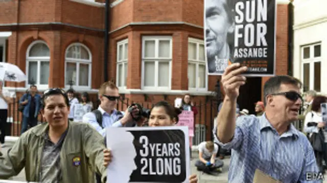 Protestas en la puerta de la embajada de Ecuador en Londres