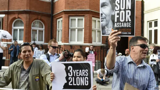 जूलियन असांज