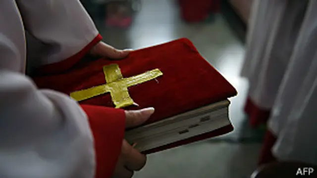 Un libro religioso con una cruz