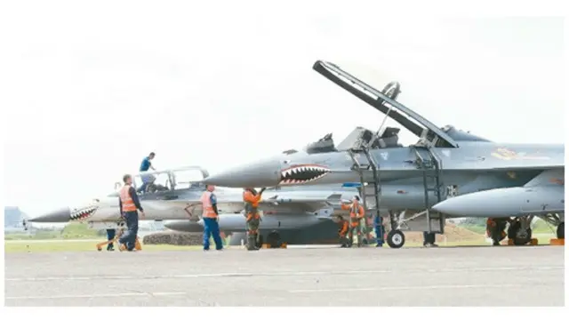 台湾国防部先前将两架F16战隼型战斗机改成当年飞虎队的涂装，座舱边还漆上了代表击落敌机（日机）的日之丸功标。