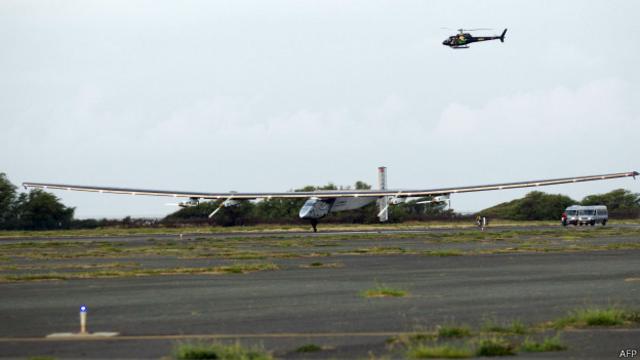 Aterrizaje del Solar Impulse 2 en Hawái