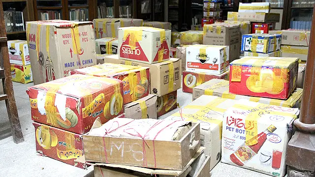 ’ ان نوادرات کی پیکنگ کے لیے گتے کے ڈبے استعمال کیے گئے ہیں جس سے کئی نازک نوادرات کو نقصان پہنچا ہوگا‘( تصاویر وقار اشرف‘