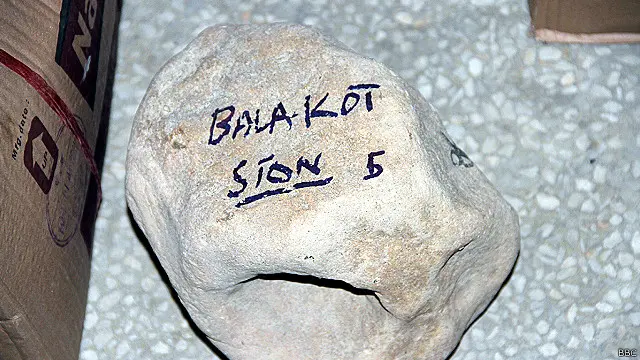 کچھ نوادرات کھلی پڑی تھیں جن میں ایک پتھر پر بالاکوٹ درج تھا