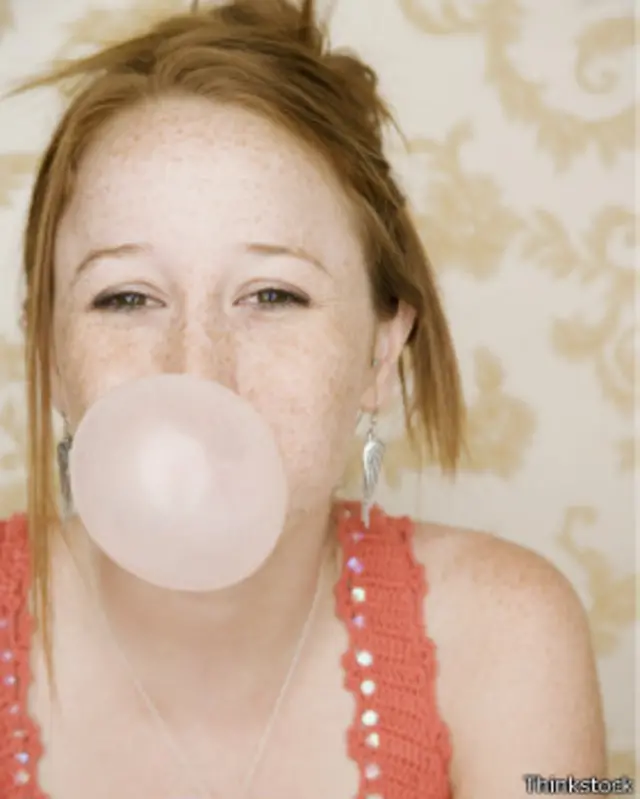 Mujer con un chicle.