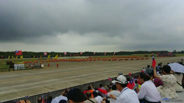 战鼓队表演（BBC中文网记者威克摄）