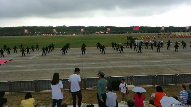 特战部队在开场前的暖身表演（BBC中文网记者威克摄）。