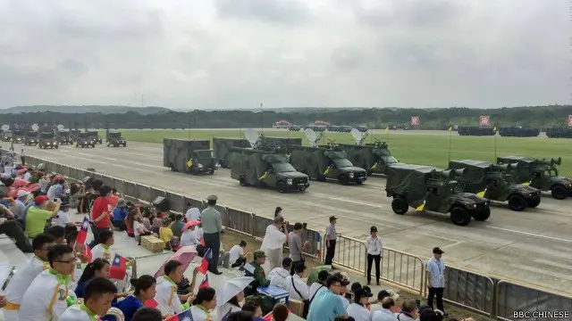 参加国防战力展示的部队入场（BBC中文网记者威克摄）。
