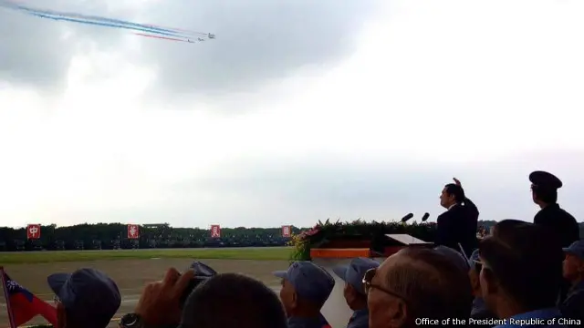在空中分列式表演举行时，台湾总统马英九在观礼台上挥手致意。