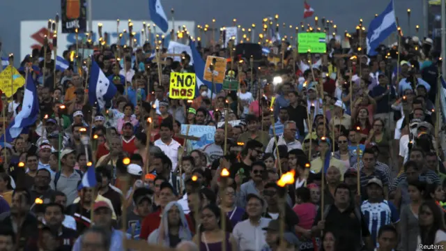 Según algunas fuentes, cerca de 60.000 personas salieron a la calle en protesta.