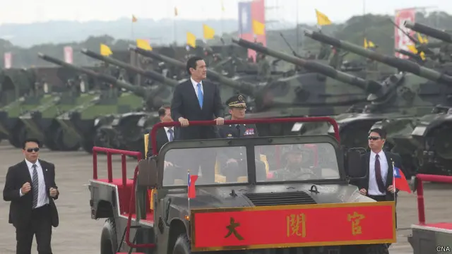 阅兵仪式由马英九总统主持。