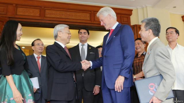 Bill Clinton deu palestras para empresas e acompanhou líderes de empresas a outras partes do mundo