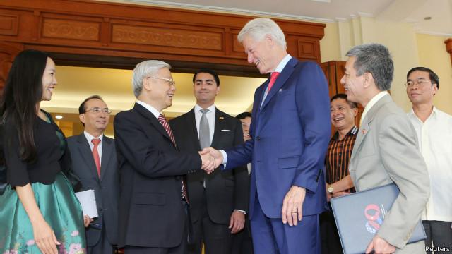 Tổng bí thư ĐCSVN, ông Nguyễn Phú Trọng tiếp cựu Tổng thống Mỹ Bill Clinton tại trụ sở văn phòng Trung ương ĐCSVN hôm 02/7/2015.