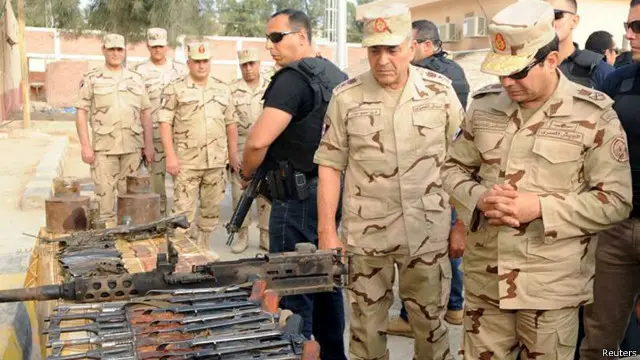 هذه المرة الأولى التي يرتدي فيها السيسي الزي العسكري منذ توليه الرئاسة قبل أكثر من عام.