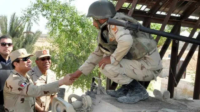 السيسي أول رئيس مصري يرتدي الزي العسكري بعد الرئيس الراحل أنور السادات.