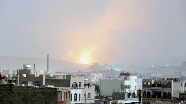 صورة أرشيفية لغارات جوية استهدفت معسكرا للقوات التابعة للحوثيين في اليمن