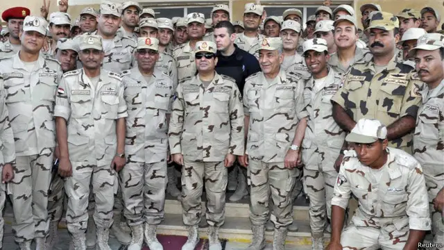 لم يظهر وزير الدفاع المصري في صور تداولتها وكالات الأنباء لزيارة السيسي و نشرها المتحدث الرسمي باسم القوات المسلحة المصري.