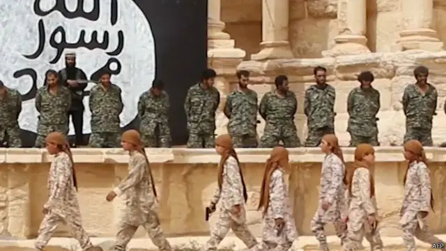 تظهر الصور أن القتلة بعضهم صبية في الثالثة عشر والرابعة عشر من العمر.