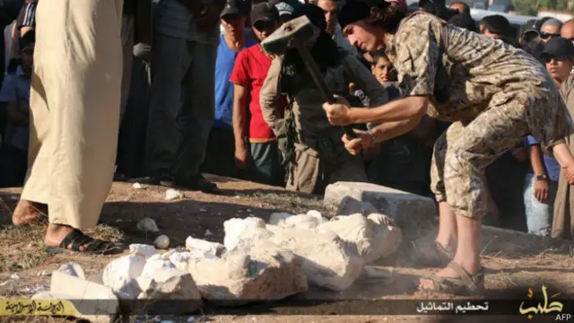 Разрушение статуи в Пальмире