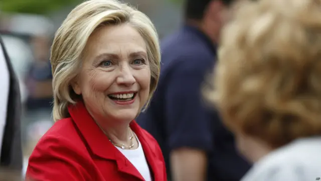 希拉里·克林顿在新罕布什尔州戈勒姆参与美国独立日巡游（4/7/2015）