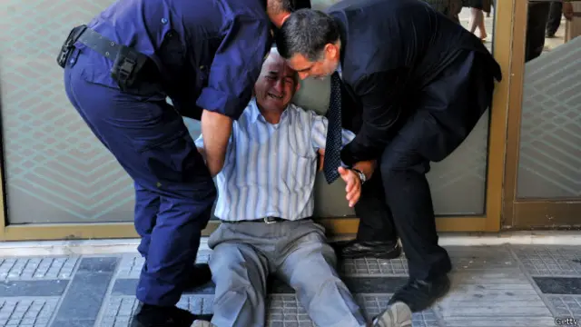 El corralito bancario ha dejado imágenes de desesperación en la última semana, como la de este jubilado que se quiebra al no poder sacar dinero para comprar medicinas para su mujer enferma.