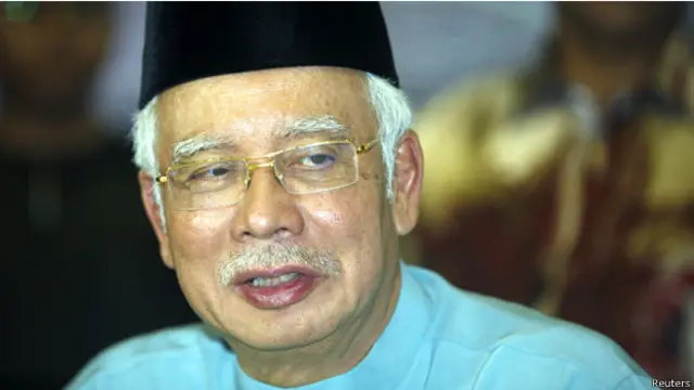 تكشف الوثائق عن أن نحو 700 مليون دولار قد حولت الكترونيا من كيانات مرتبطة بصندوق الاستثمار الى حسابات نجيب رزاق