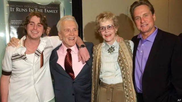 انھوں نے اپنے پہلے شوہر اور بیٹے دونوں اداکاروں کے ساتھ سنہ 2003 کی فلم ’اٹ رنز ان دا فیملی‘ میں اداکاری کی تھی