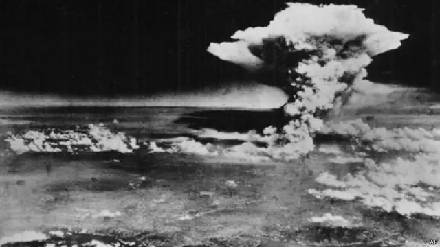 صورة التقطت بعد ساعة من إسقاط القنبلة النووية على هيروشيما اليابانية 