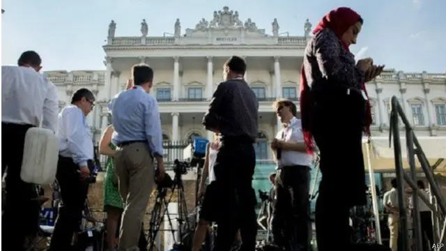 خارج مقر الفندق الذي تجرى فيه المفاوضات في فيينا 