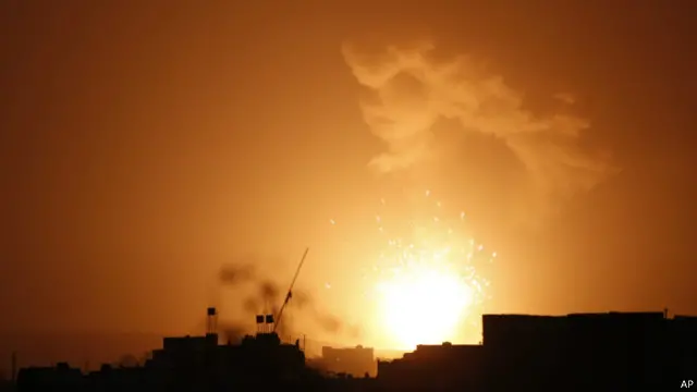 يقول الجيش السعودي إن هجمات التحالف تستهدف مواقع عسكرية تابعة للحوثيين
غير أن الحوثيين يقولون إن الضربات العسكرية تدمر البنية التحتية وتستهدف المدنيين