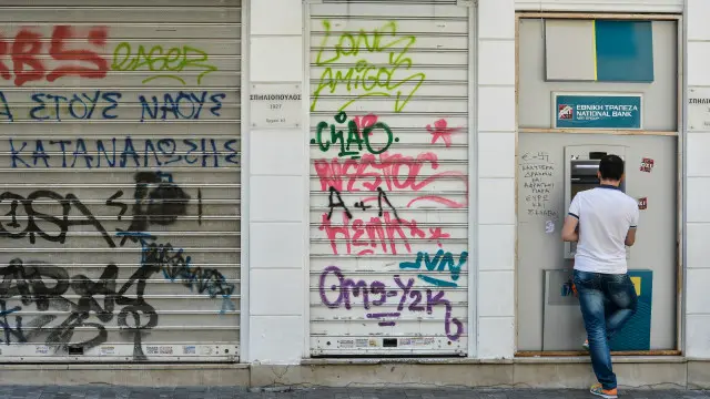 اے ٹی ایم بند ہیں، بینکوں میں پیسے ختم ہونے کو ہیں اور معیشت کا حال برا ہے ان سب کے باوجود یونانیوں نے برلن اور برسلز میں تیار کی جانے والی کٹوتیوں کی شرائط کو ایک بار پھر خارج کر دیا ہے