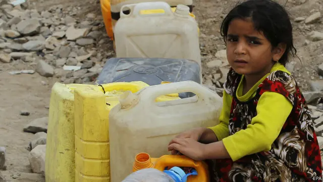 يعاني اليمنيون من نقص كبير في المياه مع تردي الأوضاع الأمنية والمعيشية في بلادهم.